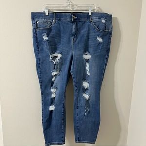 TORRID DISTRESSED BOMBSHELL SKINNY JEAN SIZE 24S